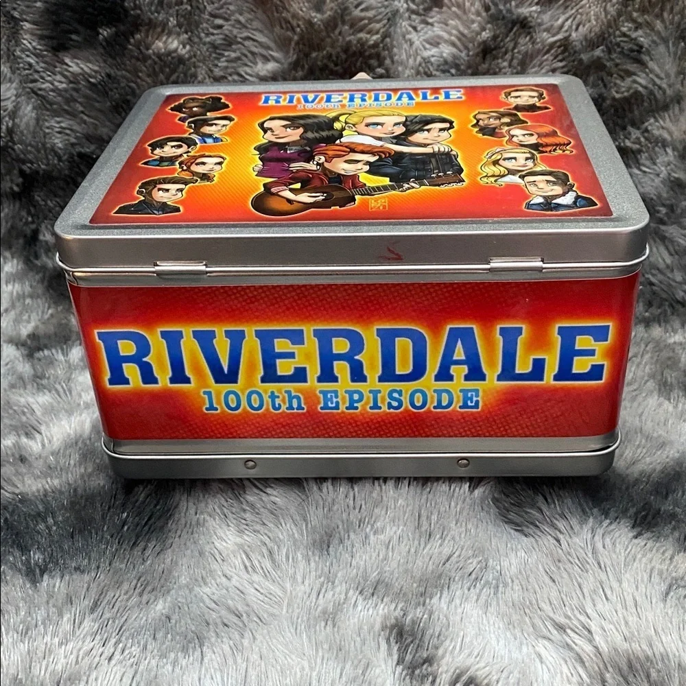RARE Riverdale 100th Episode Cast
Crew Gift Lunch Box Lord Mesa art
Lunchbox - Picture 7 of 16